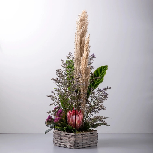 صورة سله خشبيه مع ورد  منسق